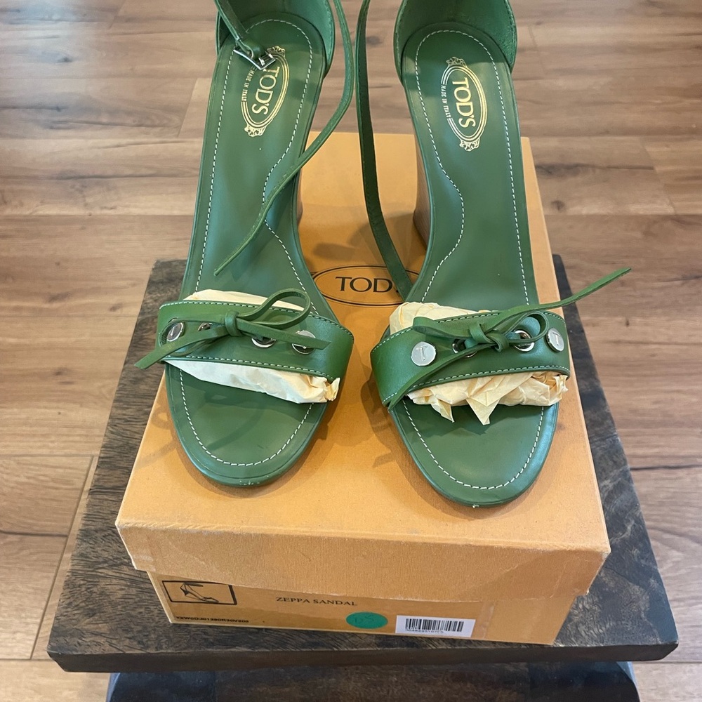 Tod's Green Sandals with Stiletto Heel and Bow Detail